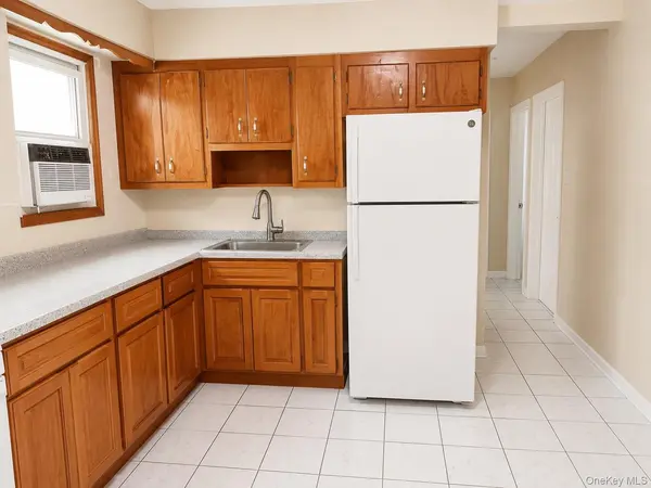 29 Julian PL, Island Park, NY 11558