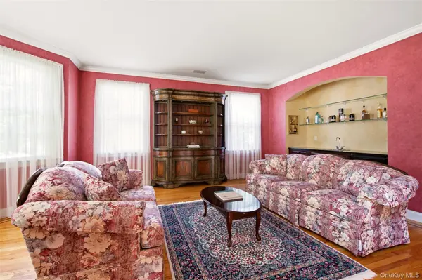 11 Grace LN, Huntington, NY 11743