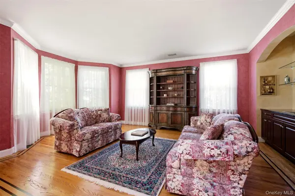 11 Grace LN, Huntington, NY 11743