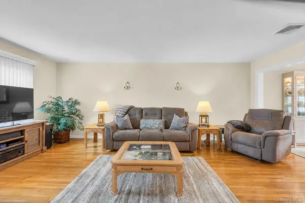 100 Middlesex AVE, Oakdale, NY 11769