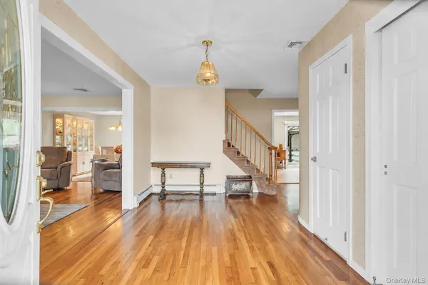 100 Middlesex AVE, Oakdale, NY 11769