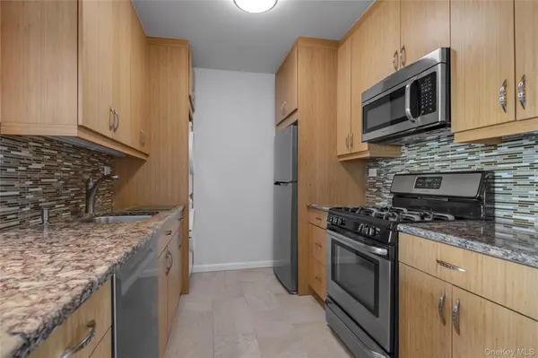 271-10 Grand Central Parkway #9F, Floral Park, NY 11005