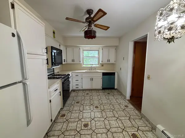 198 Cardean PL, Pearl River, NY 10965