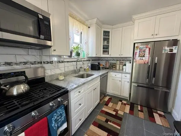 131-03 233 St RD #upper, Rosedale, NY 11422