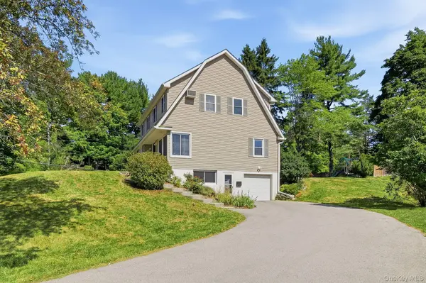 3 Ireland DR, Poughkeepsie, NY 12603