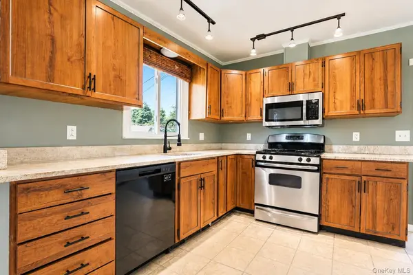 3 Ireland DR, Poughkeepsie, NY 12603