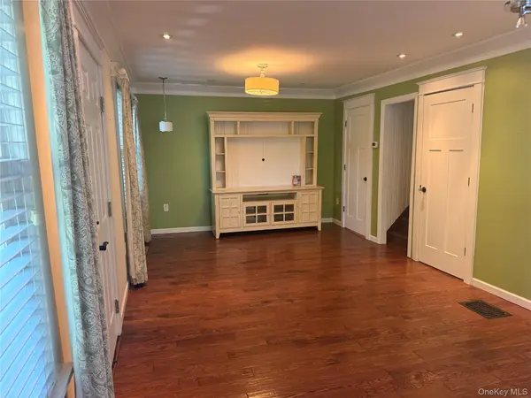 24 8th AVE, Sea Cliff, NY 11579