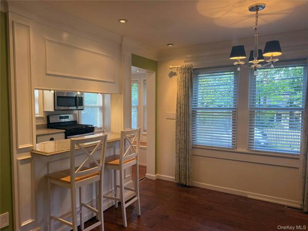 24 8th AVE, Sea Cliff, NY 11579