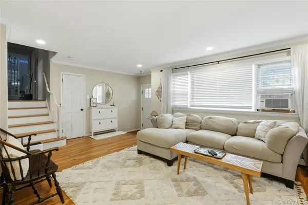 228 Island Pkwy, Island Park, NY 11558