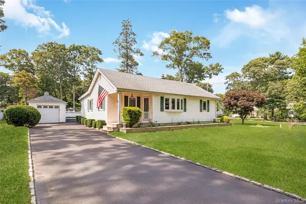 42 Pineacre DR, Smithtown, NY 11787