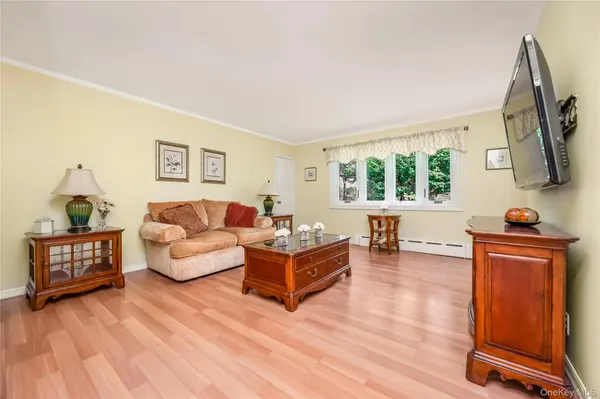 42 Pineacre DR, Smithtown, NY 11787