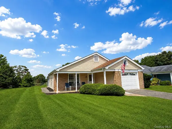 545 Stratford LN, Ridge, NY 11961