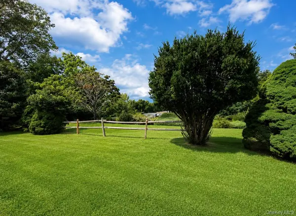 545 Stratford LN, Ridge, NY 11961