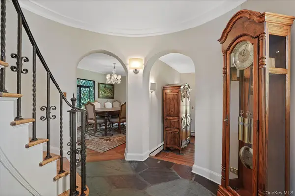 13 Craven LN, White Plains, NY 10605