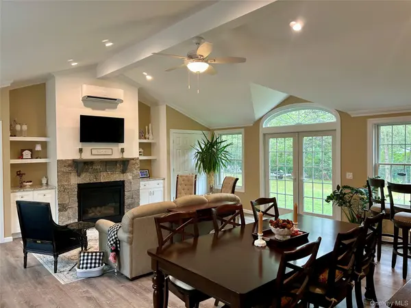 54 Madeline RD, Ridge, NY 11961