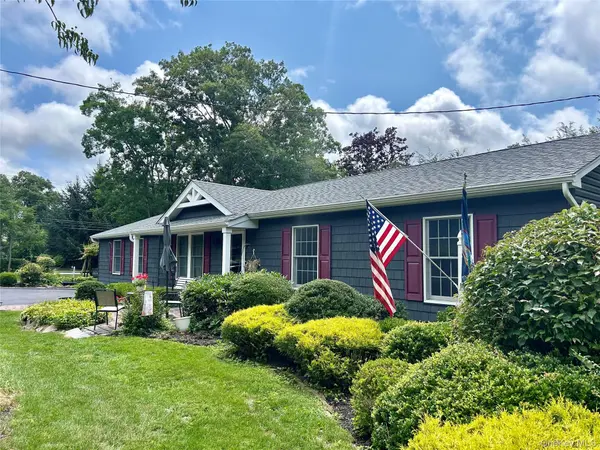 54 Madeline RD, Ridge, NY 11961