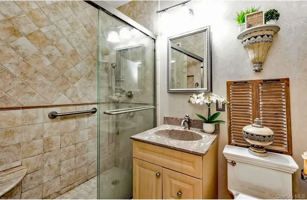 27010 Grand Central Pkwy #4J, Floral Park, NY 11005