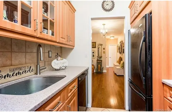 27010 Grand Central Pkwy #4J, Floral Park, NY 11005