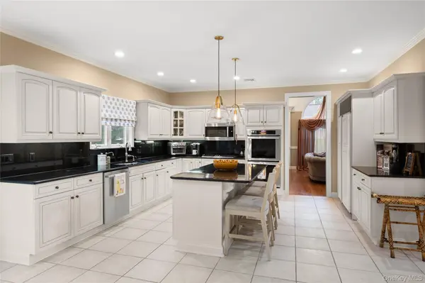 56 Sage Hollow CT, Dix Hills, NY 11746