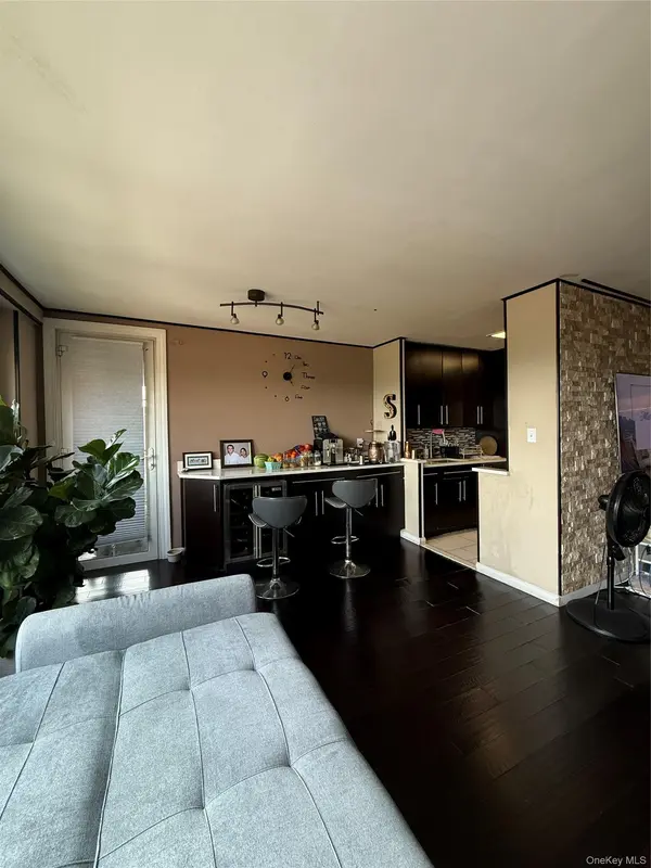 61-20 Grand Central Pkwy #B 1103, Forest Hills, NY 11375