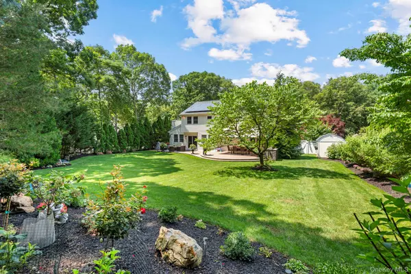 35 Pine Ridge DR, Smithtown, NY 11787