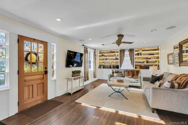 105 Academy ST, Bayport, NY 11705