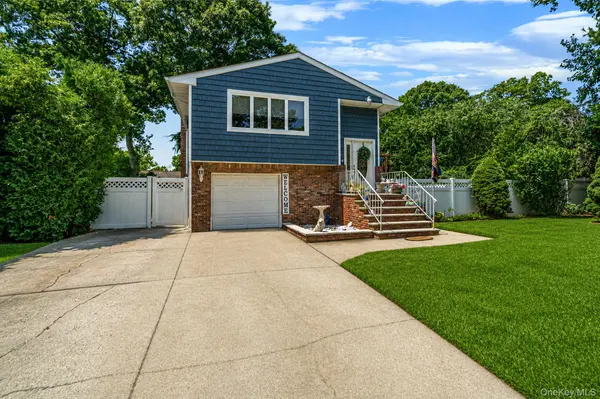 12 Fannie DR, Farmingville, NY 11738