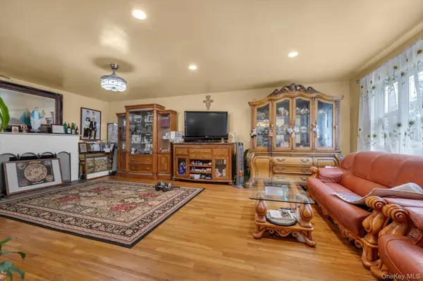 257 Schenck AVE, Great Neck, NY 11021