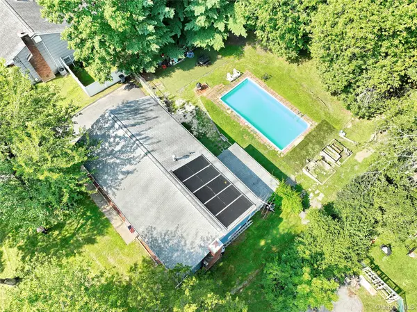 561 Babbling Brook LN, Valley Cottage, NY 10989