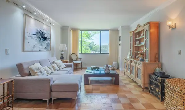 270-10 Grand Central Pkwy #3F, Floral Park, NY 11005