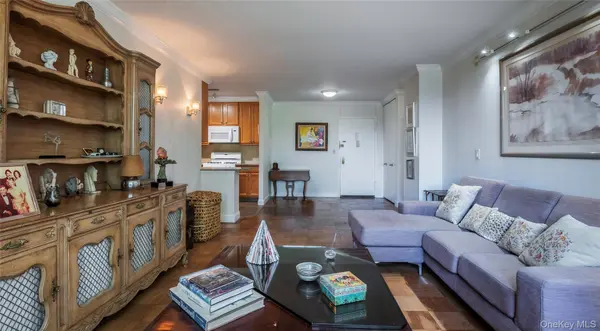 270-10 Grand Central Pkwy #3F, Floral Park, NY 11005