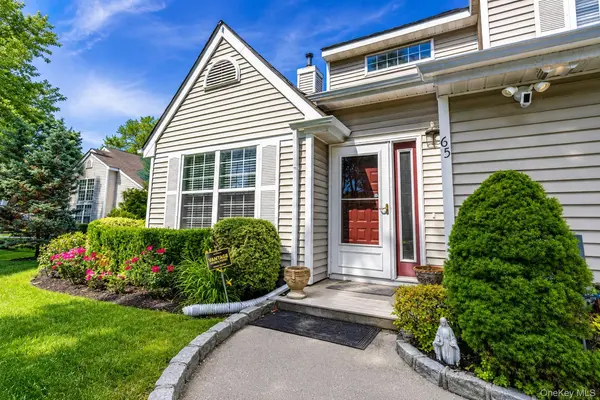 65 Mystic CIR, Bay Shore, NY 11706