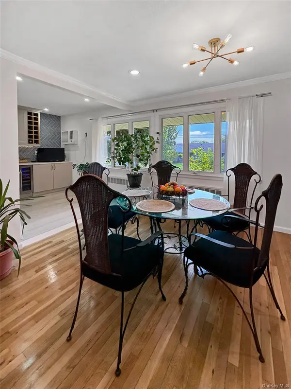 94 Massapequa AVE, Massapequa, NY 11758