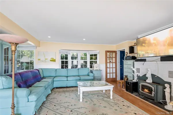 62 Grandview DR, Shirley, NY 11967