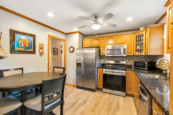 14 Floradora DR, Mastic, NY 11950