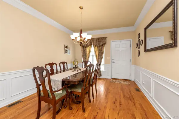 96 Paget LN, Massapequa, NY 11758