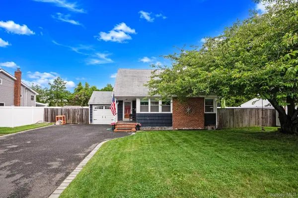 125 Raleigh LN, West Islip, NY 11795