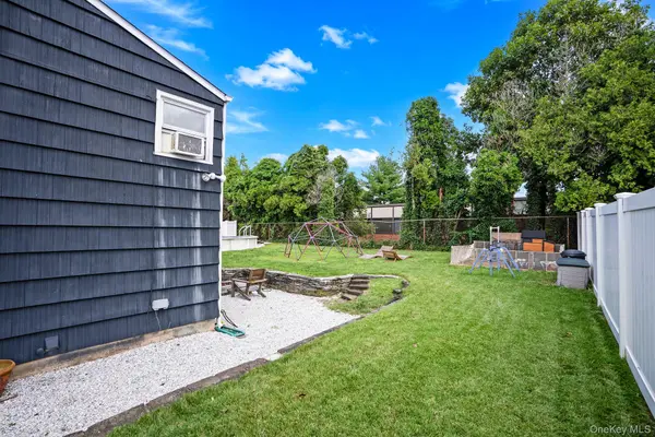 125 Raleigh LN, West Islip, NY 11795