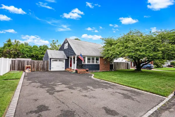125 Raleigh LN, West Islip, NY 11795