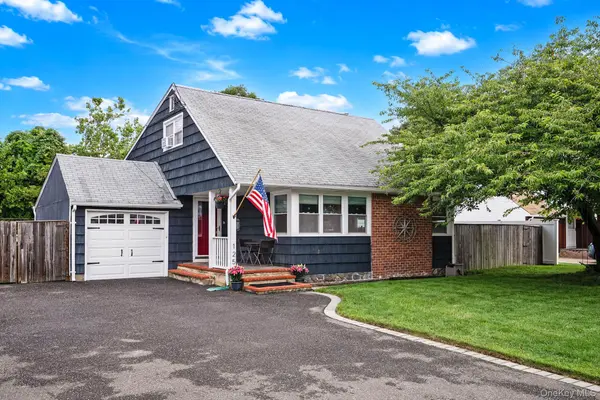 125 Raleigh LN, West Islip, NY 11795