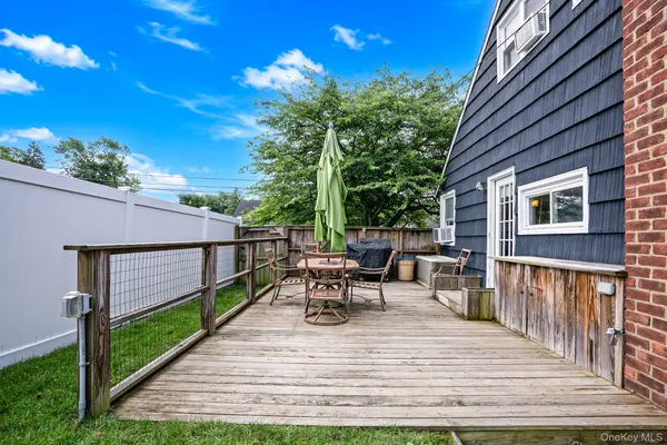 125 Raleigh LN, West Islip, NY 11795