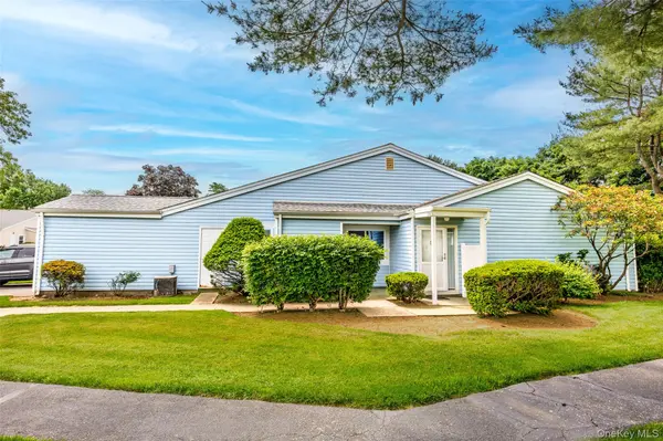 302 Bentley CT, Saint James, NY 11780