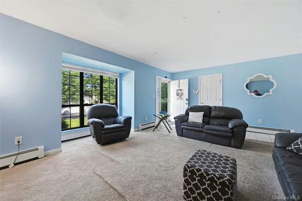57 Marc DR, Ridge, NY 11961