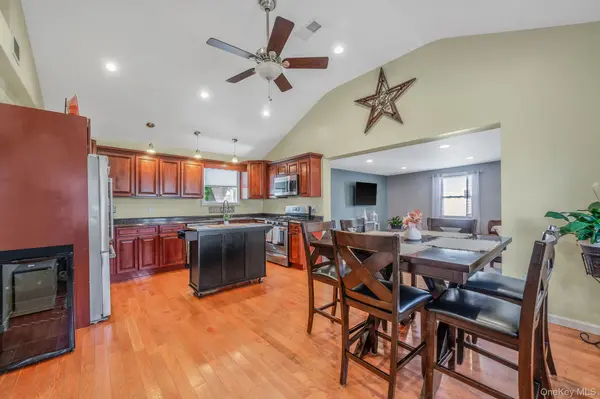 822 Milligan LN, West Islip, NY 11795