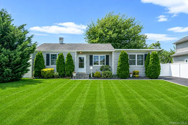 822 Milligan LN, West Islip, NY 11795