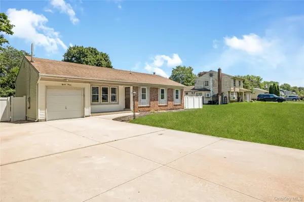93 Raynor RD, Ridge, NY 11961