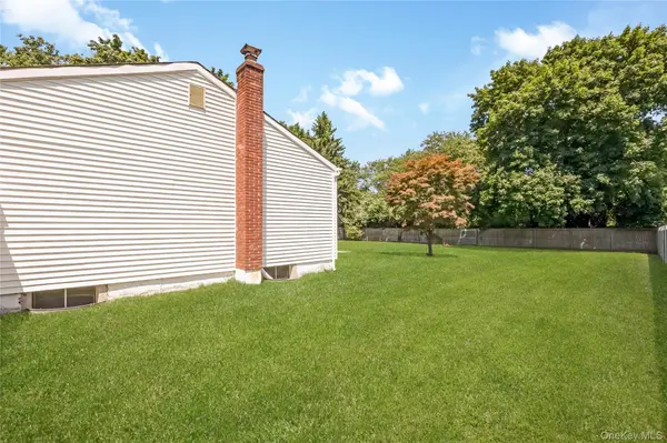 93 Raynor RD, Ridge, NY 11961