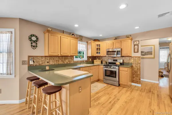 705 Fanning RD, New Suffolk, NY 11956