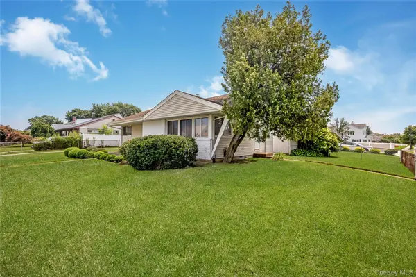 2 Mozart LN, Bethpage, NY 11714