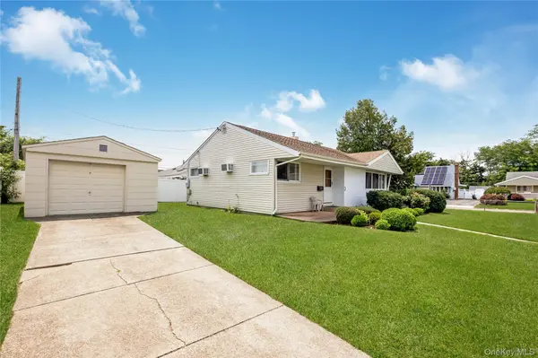 2 Mozart LN, Bethpage, NY 11714